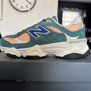 New Balance Kids Sneakers in Teal and Peach